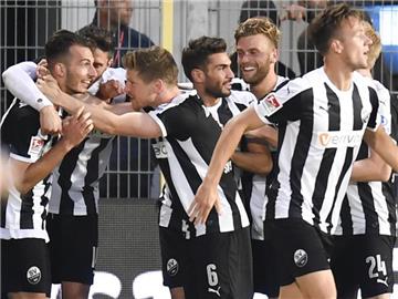 Sandhausens Torschütze Leart Paqarada (l) bejubelt den Treffer zum 1:0 mit seinen Mitspielern. Foto: Thomas Kienzle