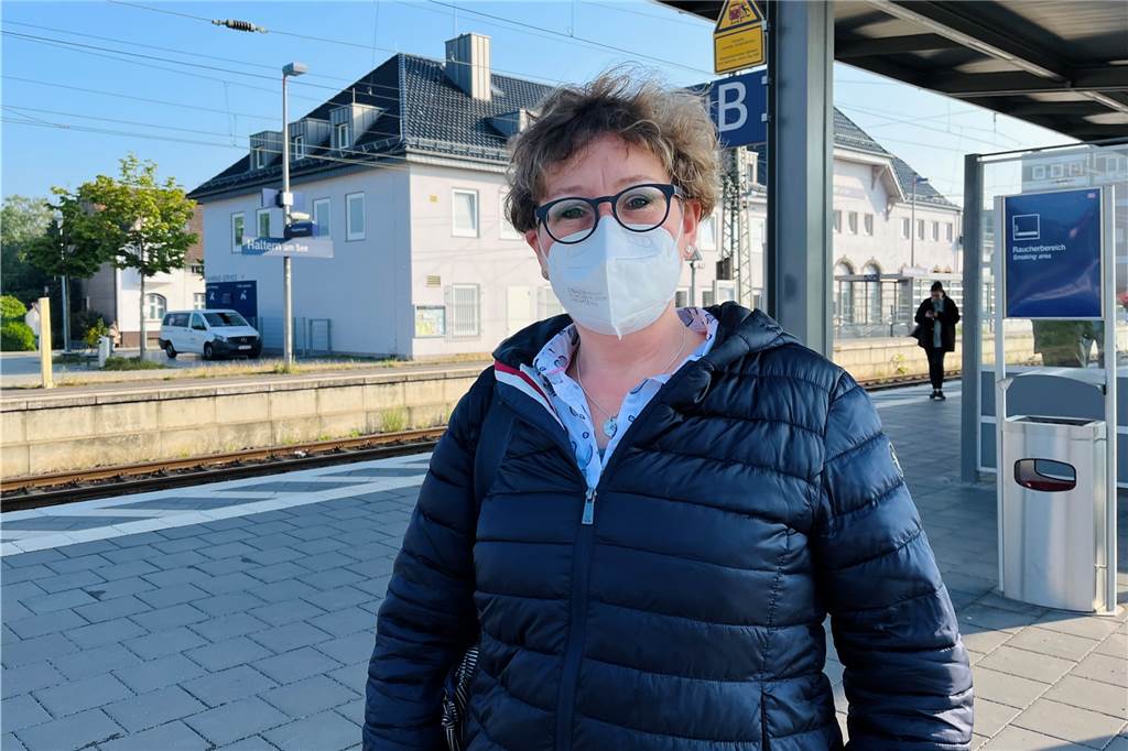 9-Euro-Ticket und Tankrabatt: Leere Bahnen, aber Benzinpreis sinkt deutlich in Haltern Sandra aus Schermbeck fährt jeden Tag zur Arbeit nach Münster mit der Bahn. Das 9-Euro-Ticket ist eine enorme Entlastung für sie.