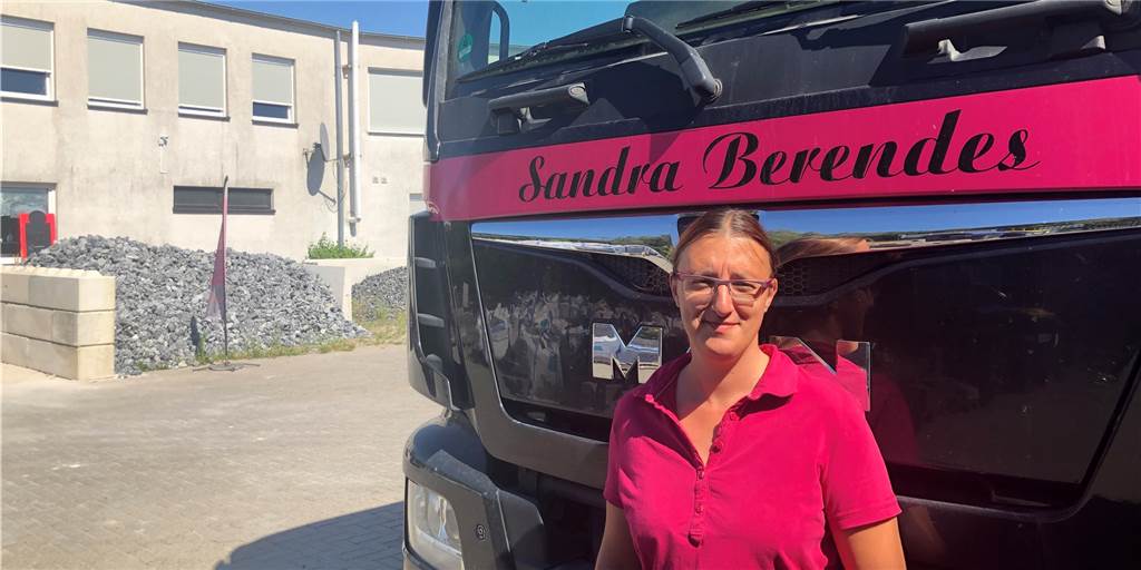 Kohlenhändlerin in Castrop-Rauxel ohne Kohle: Verzweifelte Kunden rufen an Sandra Berendes behauptet sich in einer Männerdomäne und zeigt das mit dem pinkfarbenen Firmenzug.