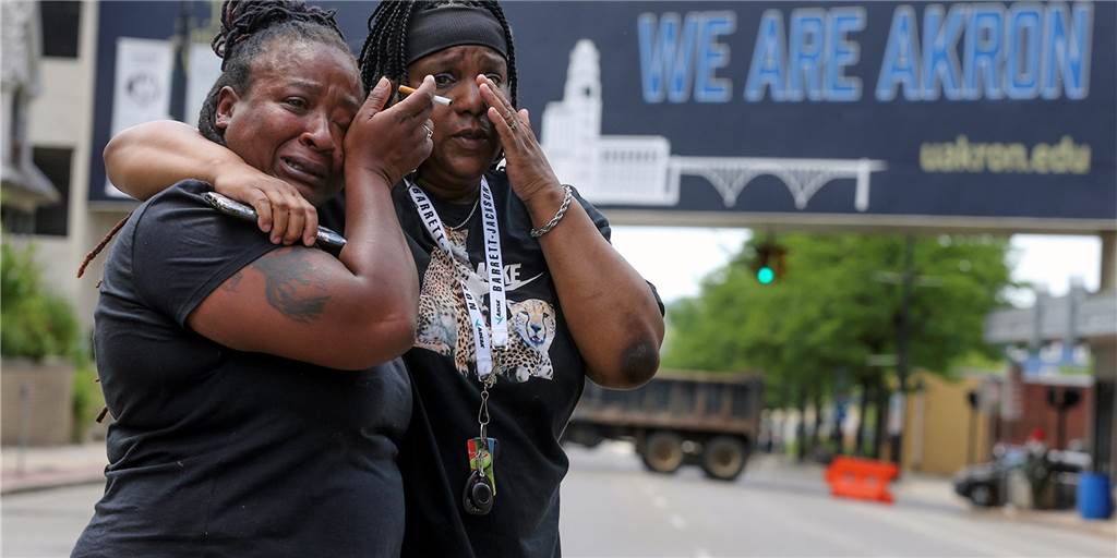 Entsetzen in den USA: Polizisten in Ohio feuern mehr als 60 Mal auf unbewaffneten Schwarzen Sandra Dees (l) und Marquita Carter weinen vor dem Harold K. Stubbs Justice Center in Akron, Ohio, nachdem sie die Aufnahmen der Körperkamera von Jayland Walkers tödlicher Erschießung durch die Polizei von Akron gesehen haben.