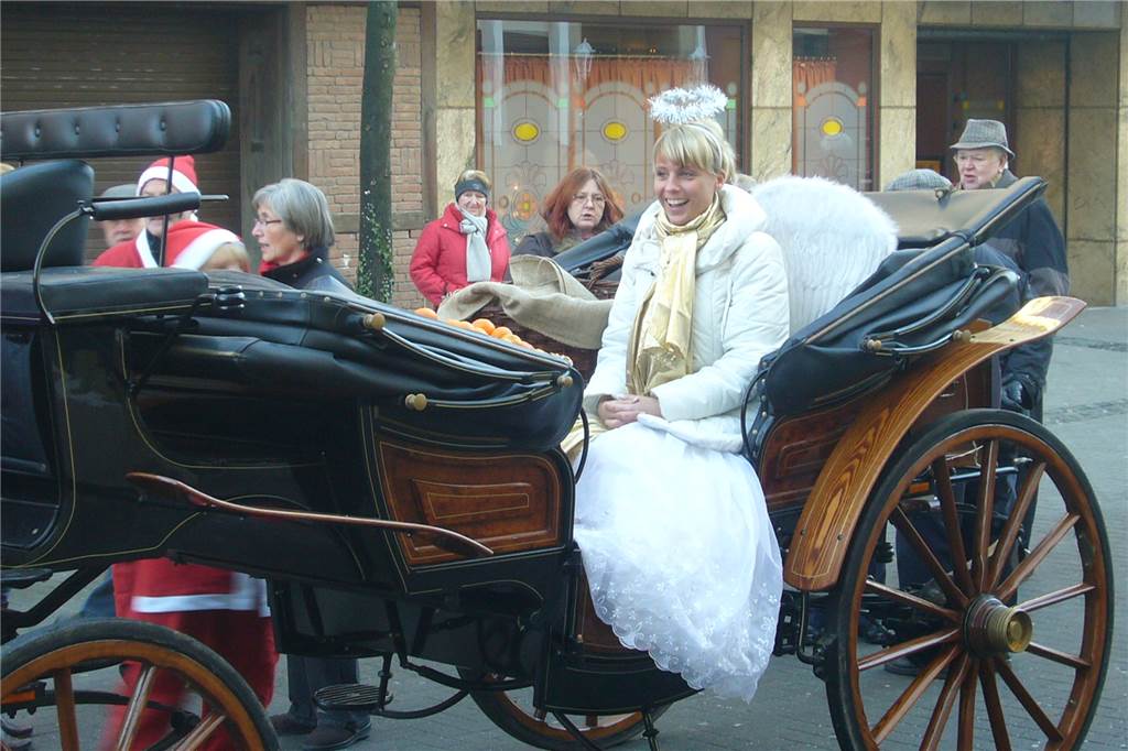 Sandra Dekowski erfreute die Lütgendortmunder als "Weihnachtsengel" in der Kutsche.