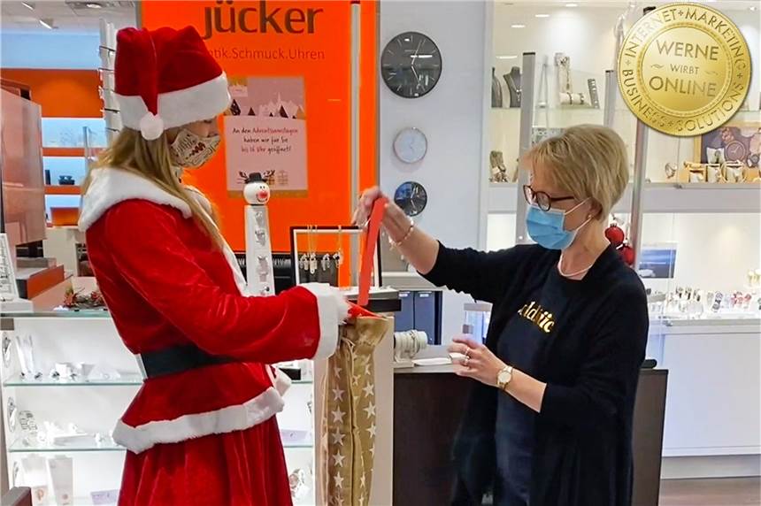 Geschäftsleute in Werne werben für Käufe im lokalen Handel und mit Gewinnspiel Sandra Eckhardt von der Marketingagentur IBMS ist als Nikolaus verkleidet bei Optik Jücker zu Gast. Hier gibt es ein Geschenk für die Weihnachtsaktion „Für Werne“. Damit sollen die Einzelhändler in Werne in der Weihnachtszeit unterstützt werden.