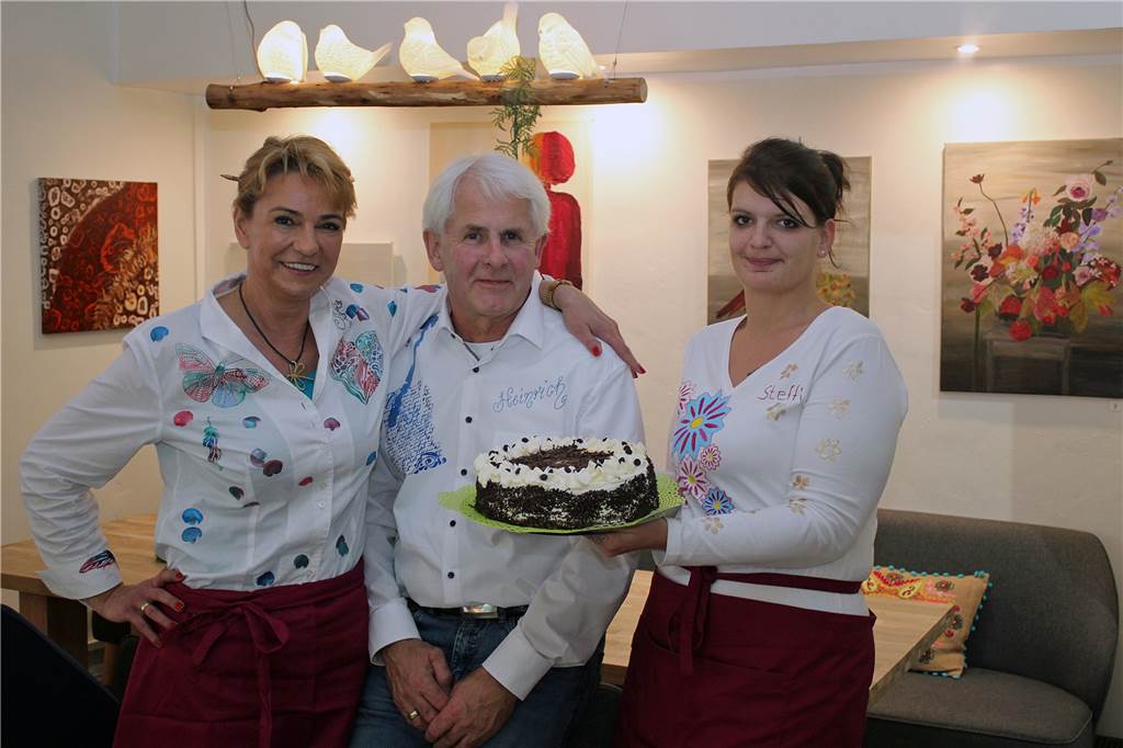 Greif-Wirt Bob Michaels: „Ein gut gehendes Unternehmen wird komplett aus der Bahn geworfen“ Sandra Fasse (l.) mit ihrem Mann und einer Mitarbeiterin im Kunstcafé.