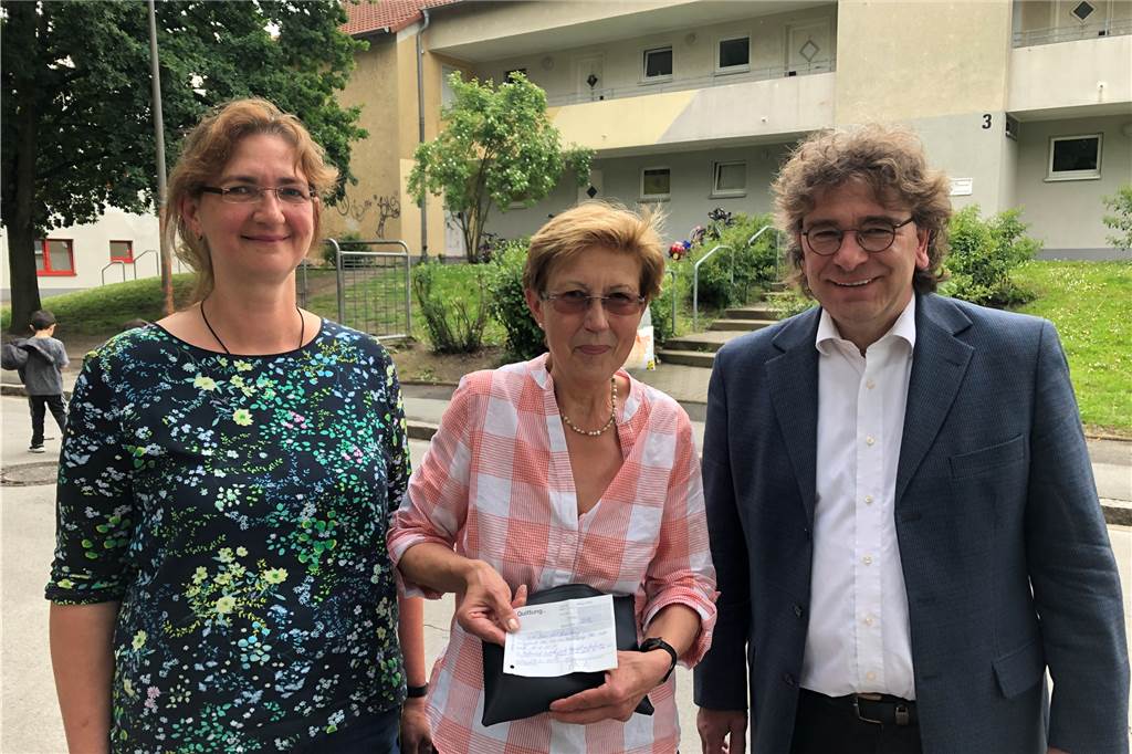 Sandra Holtmann (l.), Leiterin der Flüchtlkingsunterkunft Grevendicks Feld, und Pfarrer Michael Mertins freuen sich über eine Spende von 250 Euro, die Margarete Konietzny vom Seniorennetzwerk Marten überreichte.