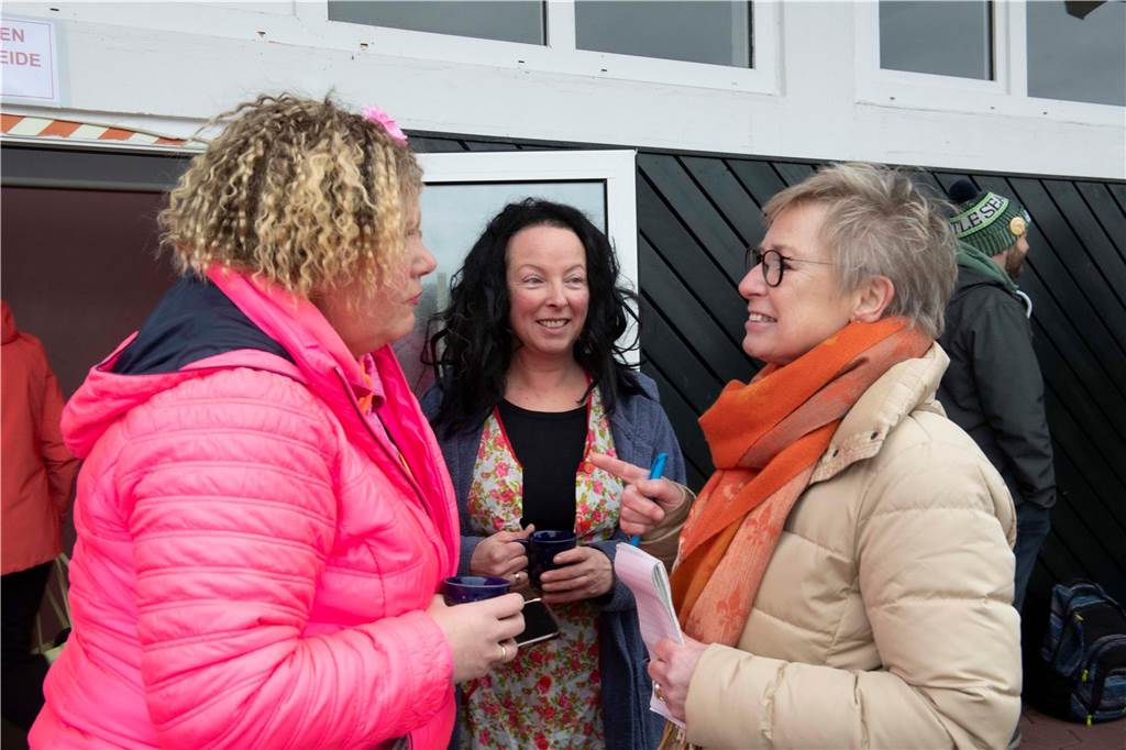 Sandra Hovenjürgen (l.) kam mit Freund Christina Schmidt (M.), die als Hausfrau baden ging.