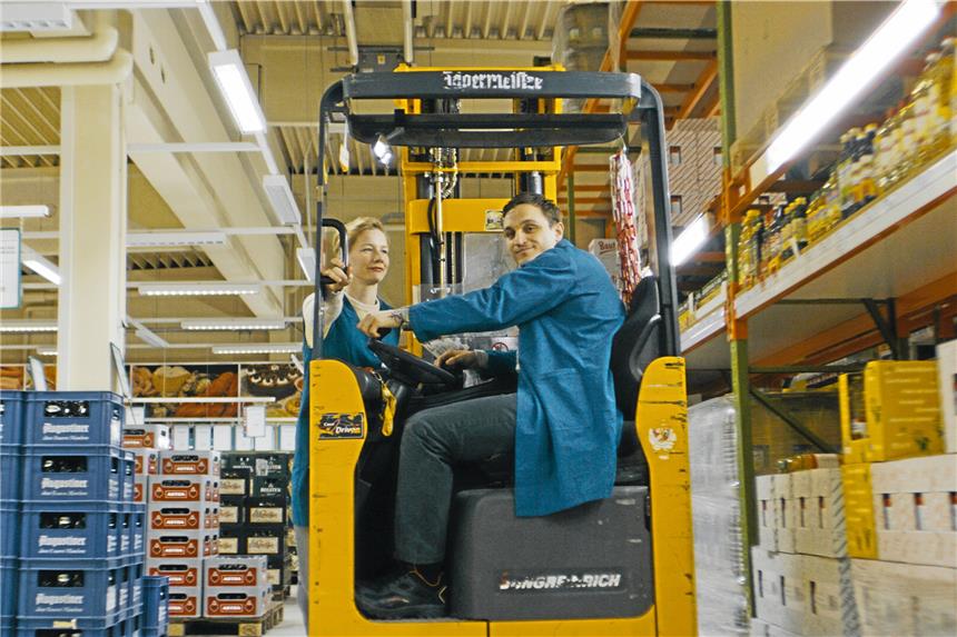 Berlinale-Film zeigt Hochstapler unter sich Sandra Hüller und Franz Rogowski: eine Liebe in den Supermarkt-Gängen und am Gabelstapler. Foto: dpa