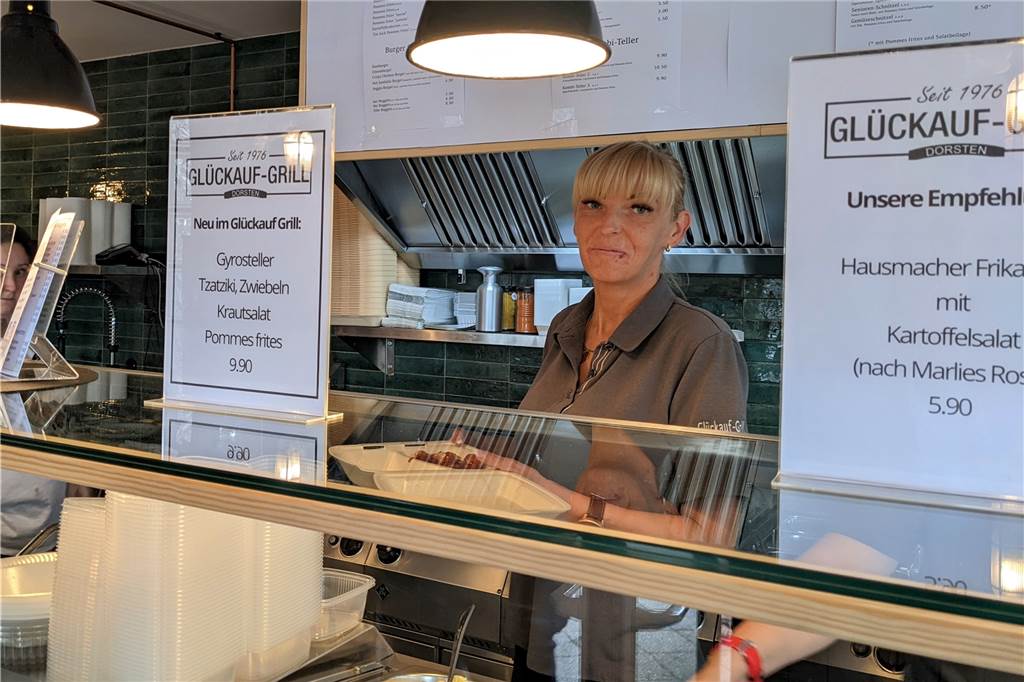 Frank Rosin sorgt für Ansturm auf Glückauf-Grill Sandra Kalläne hatte am Freitagmittag alle Hände voll zu tun. Viele neue Gesichter fanden durch die Fernsehsendung den Weg in den Hervester Imbiss.