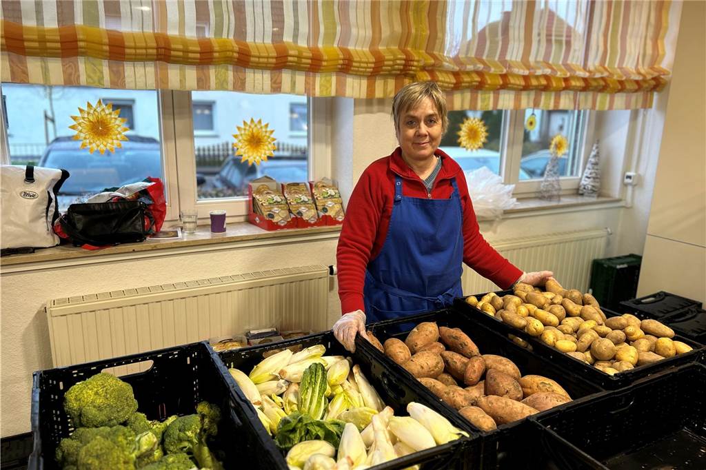 Besuch in der Tafel-Ausgabestelle in Selm: „Weihnachten ist die stressigste und schönste Zeit“ Sandra Klusendieck steht hinter mehreren Kisten mit Gemüse