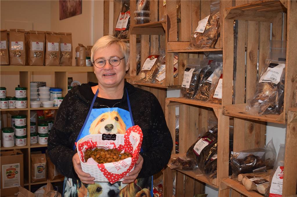 Gesunde Leckerlies für Vierbeiner: So werden Hundekekse gebacken Sandra Latt erklärt, wie man Spinat-Thunfisch Hundekekse backt.