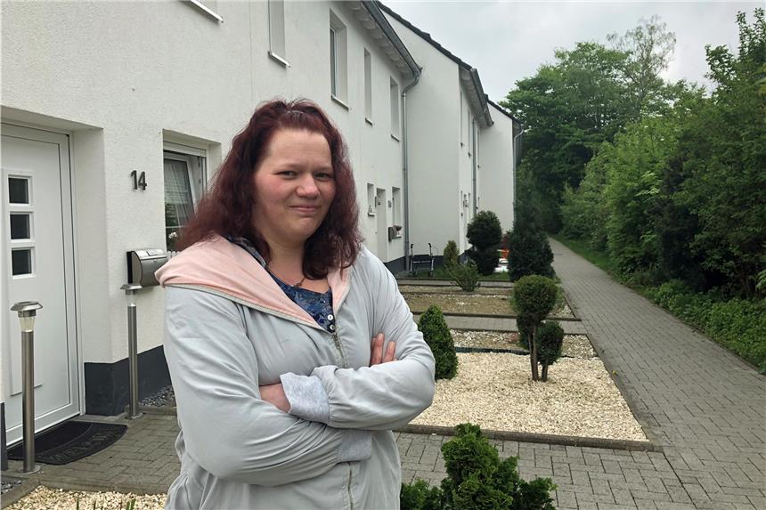 Schimmel, Ratten und defekte Energieanlagen Sandra Neumann vor den Häusern, in denen es nach ihrer Aussage viele Mängel gibt.
