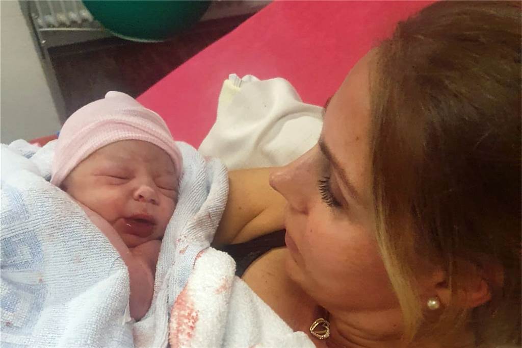 Mariella kommt in Papas Auto zur Welt - auf dem Klinik-Parkplatz Sandra Post hält ihre Tochter Mariella auf dem Arm.