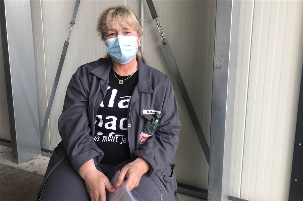 Betriebsimpfungen gestartet: Rain Carbon erhält über 100 Impfdosen Sandra Schönhense gehört zu den Ersten. die an diesem Morgen geimpft wurden.