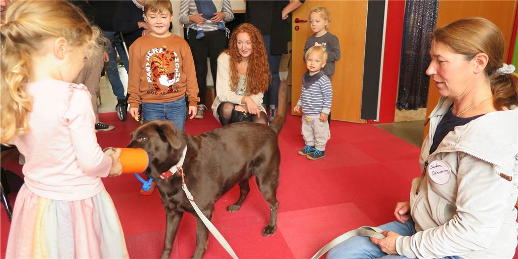 Hündin Pia begrüßte künftige Kita-Kinder von St. Ludgerus Sandra Schwering stellte den Kindern die Kita-Hündin Pia vor.