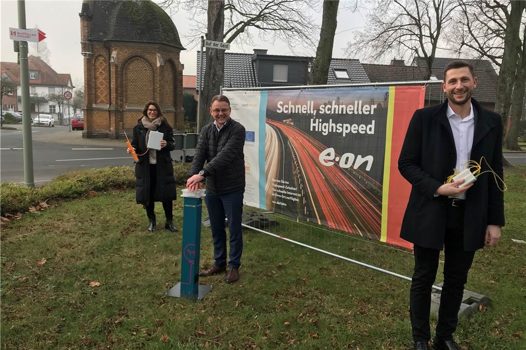 Schnelles Internet für Selm: Glasfasernetz in Selm in Betrieb genommen Sandra Sonnack von Westenergie Breitband, Bürgermeister Thomas Orlowski und Markus Droste von Westenergie Breitband (v.l.) nehmen das Glasfasernetz in Betrieb.