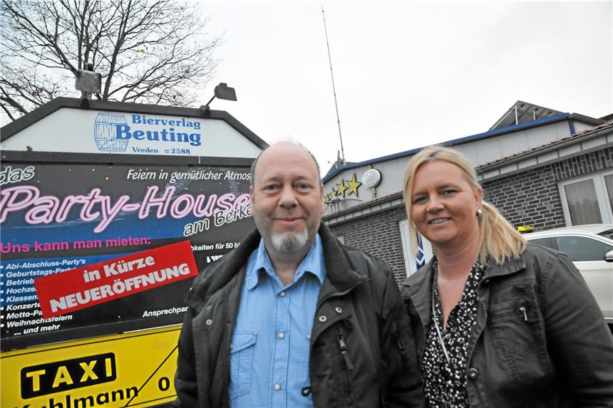 Neues Disco-Angebot zielt auf Generation Ü30 Sandra und Thomas Kuhlmann freuen sich darauf, dass Party-House am Berkelsee in Vreden als Adresse für Discogänger der Generation Ü30 wieder zu beleben.
