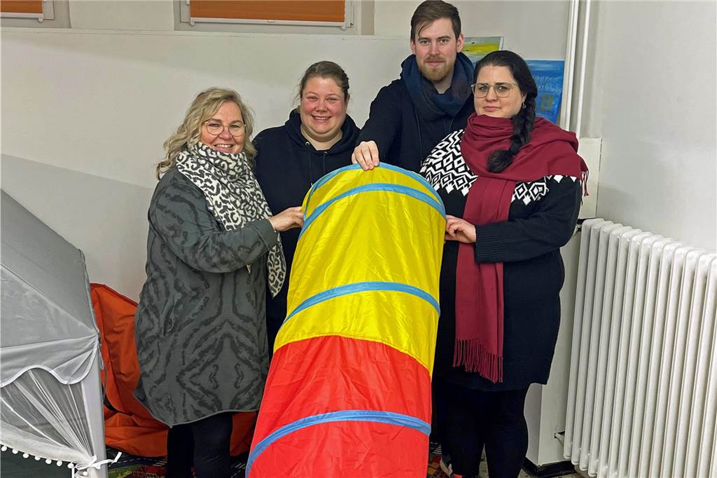Alltagshelden beziehen ehemalige Räume von Bestattungen Lünebrink Sandra Wittler (l.) und Daniela Mones (r.) mit Mitarbeiterin und Mitarbeiter im Spielzimmer am Roggenmarkt, das für die familienunterstützende Hilfe genutzt werden kann.