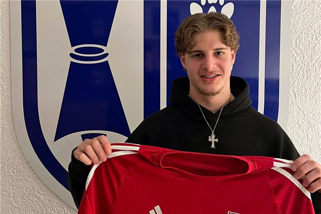 FC Epe präsentiert zweiten Neuzugang Sandro Niemeier mit dem roten Torwarttrikot der Blau-Weißen vom FC Epe