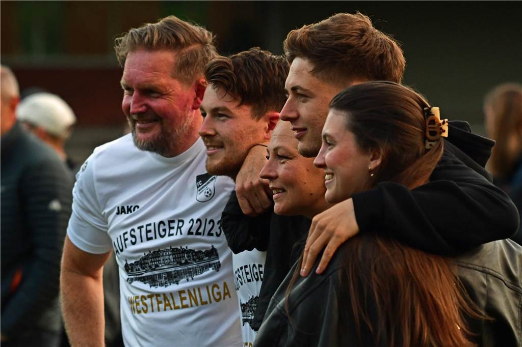 Mein Jahr 2024 mit Sandro Plechaty: Vereinssuche wird zur Geduldsprobe Die Familie Plechaty lächelt.