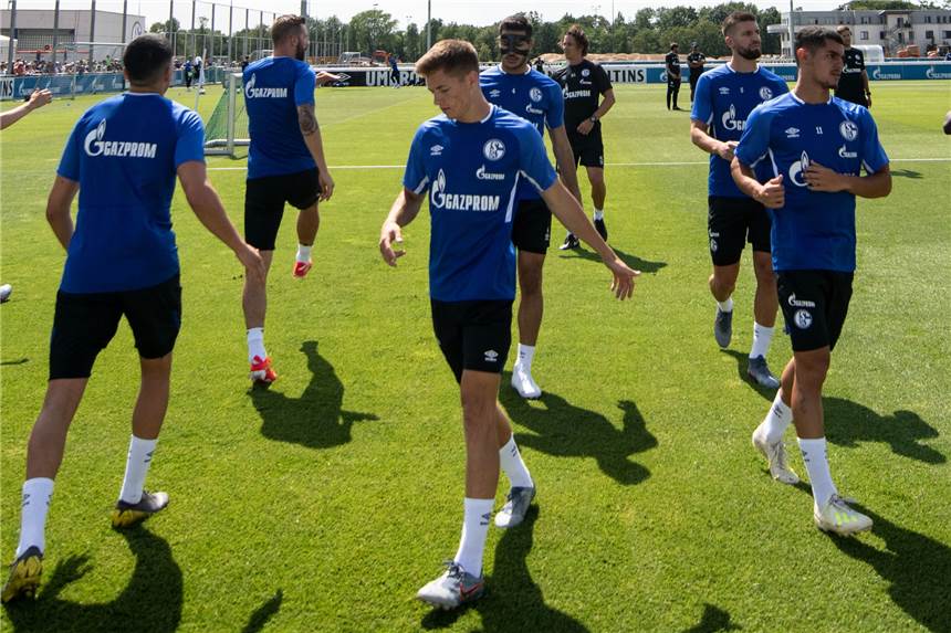 Sandro Plechaty sammelt Minuten bei den Profis des FC Schalke 04 Sandro Plechaty (vorne in der Mitte) stand im Test gegen Wattenscheid rund eine halbe Stunde auf dem Platz.