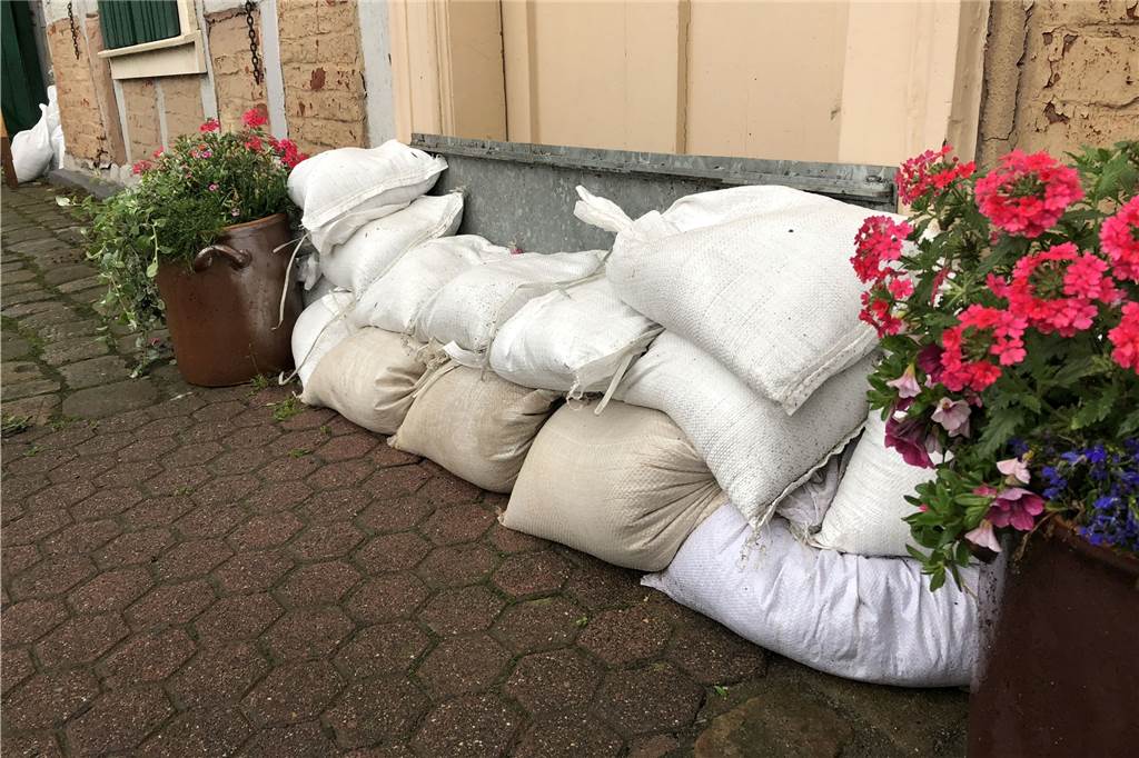 Live-Ticker zum Nachlesen: Die Entwicklungen zum Hochwasser in Schwerte Sandsäcke am Mittwochabend an der Mühlenstraße. Vorsichtshalber hat die Feuerwehr noch weitere in die Altstadt gebracht.