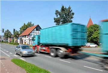 Sandtransporte werden das Verkehrsaufkommen in Flaesheim erhöhen.(Archiv) Wolter