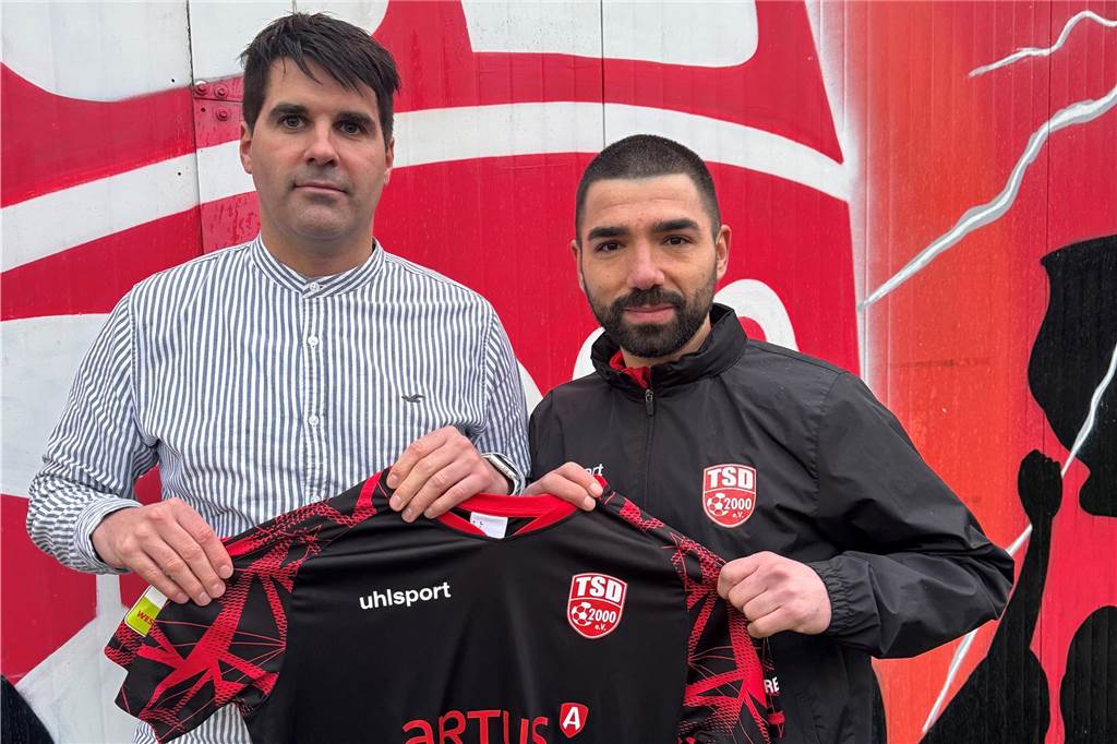 Türkspor angelt Spieler mit 160 Drittliga-Spielen Sandy Röhrbein, neuer Sportchef von Türkspor Dortmund, begrüßt Oguzhan Kefkir.
