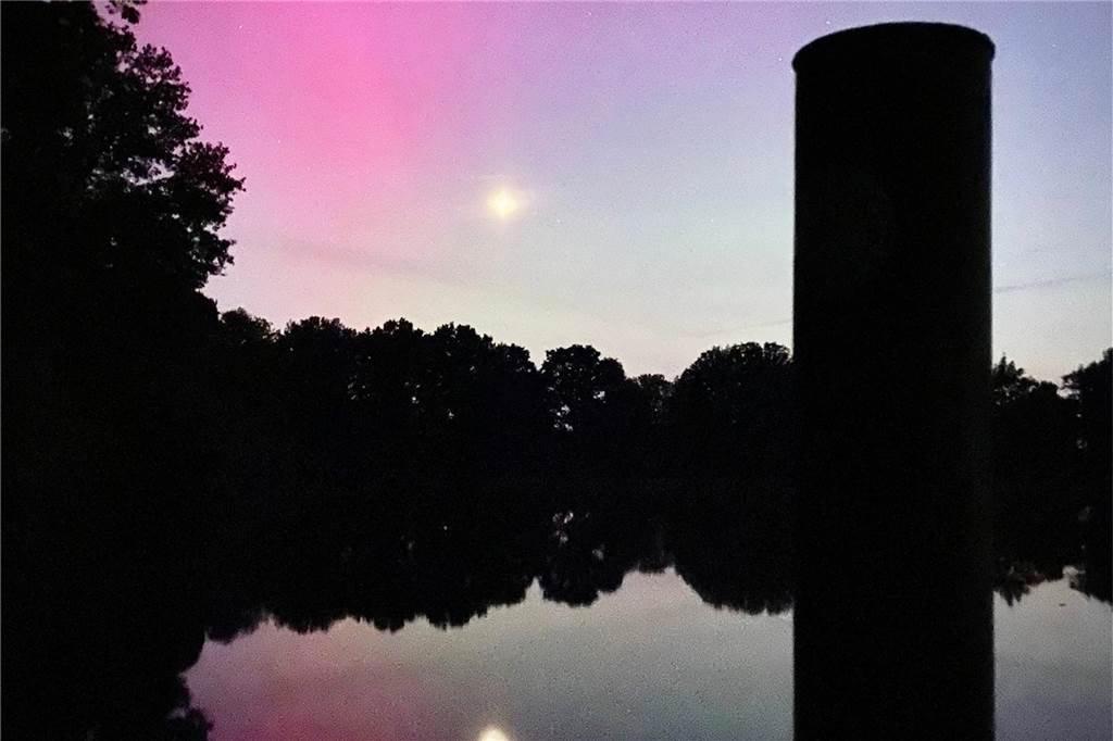Sandy Wolf fotografierte die Polarlichter vom Steg in der Nähe des alten Seesterns. 
