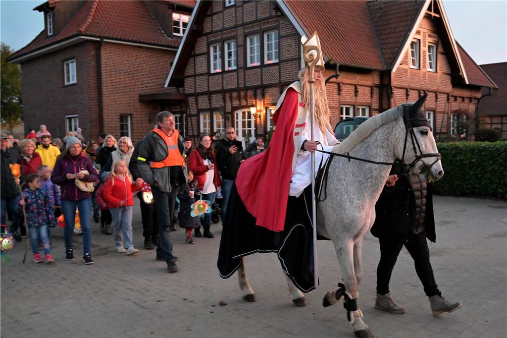 Veranstaltungen am Wochenende: Martinsmarkt, Konzerte und Karneval Ein Martinszug – angeführt von Sankt Martin auf dem Pferd – zieht durch Lenklar-Brederode.