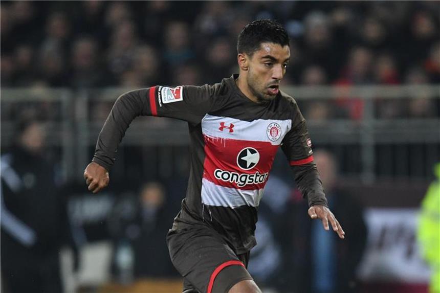 FC St. Pauli und VfL Bochum trennen sich im Testspiel 1:1 Sankt Paulis Sami Allagui spielt den Ball. Foto: Daniel Reinhardt/Archiv