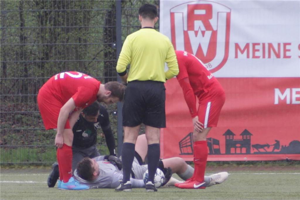 PSV Borks Ojo überrascht trotz Sperre mit Schiri-Aussage: „Hat rattengeil gepfiffen“ Sanmi Ojo (2.v.l.) erkundigt sich nach seinem Foul bei RWU-Keeper Jan Emmerich (unten) nach dessen Zustand. Schiri Ahmet Candan zeigte ihm dennoch Gelb.