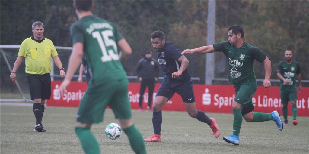 „Er ist Feuer und Flamme für uns“: PSV Bork holt Lüner Defensiv-Allrounder Sanmi Ojo (2.v.r) darf sich auf einen Neuzugang freuen.