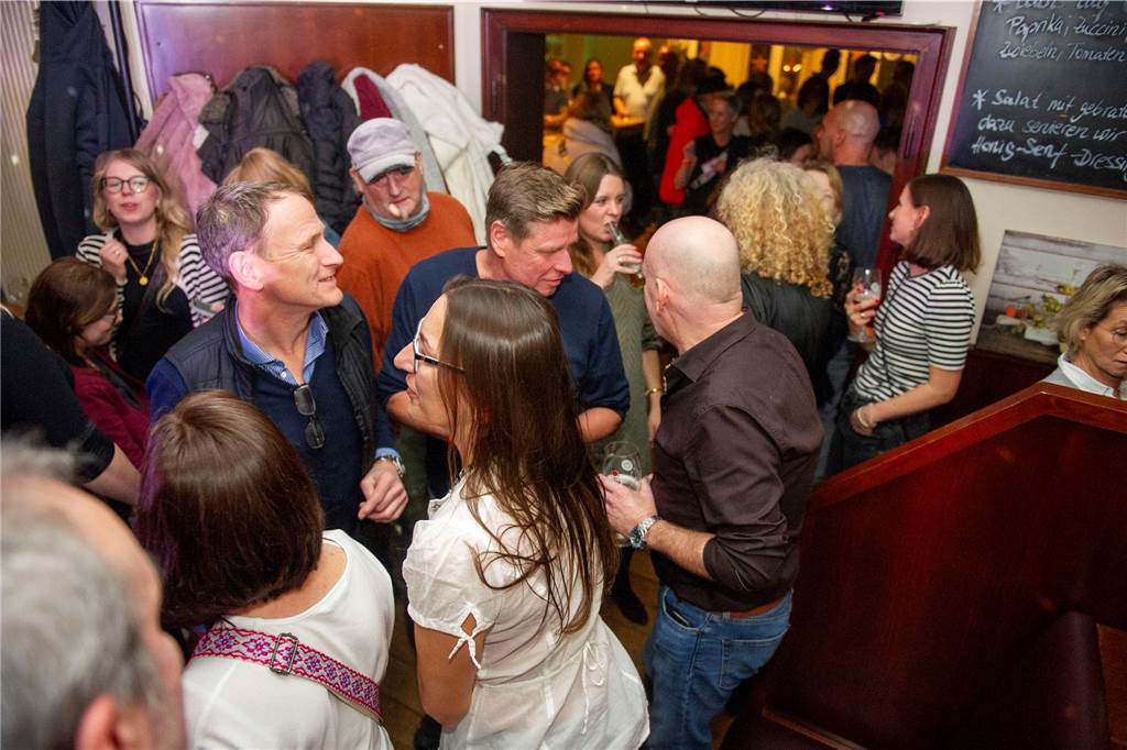 „Santa Claus ist comin´ to town“: DJ Dölfi (Wolfgang Dietel), DJ Felti (Arne Feldmann) und DJ Schenko (Markus Schenk) legten im Café Zentral und im Mühlentor auf und sorgten für allerbeste Partystimmung.