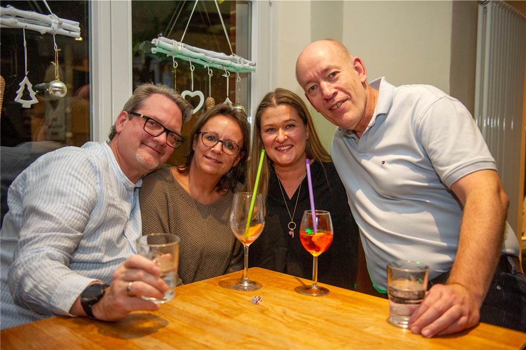 „Santa Claus ist comin´ to town“: DJ Dölfi (Wolfgang Dietel), DJ Felti (Arne Feldmann) und DJ Schenko (Markus Schenk) legten im Café Zentral und im Mühlentor auf und sorgten für allerbeste Partystimmung.