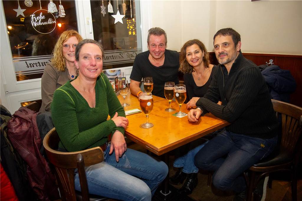 „Santa Claus ist comin´ to town“: DJ Dölfi (Wolfgang Dietel), DJ Felti (Arne Feldmann) und DJ Schenko (Markus Schenk) legten im Café Zentral und im Mühlentor auf und sorgten für allerbeste Partystimmung.