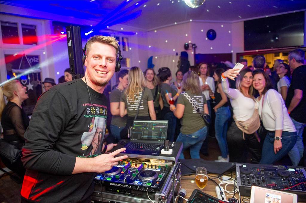 „Santa Claus ist comin´ to town“: DJ Dölfi (Wolfgang Dietel), DJ Felti (Arne Feldmann) und DJ Schenko (Markus Schenk) legten im Café Zentral und im Mühlentor auf und sorgten für allerbeste Partystimmung.