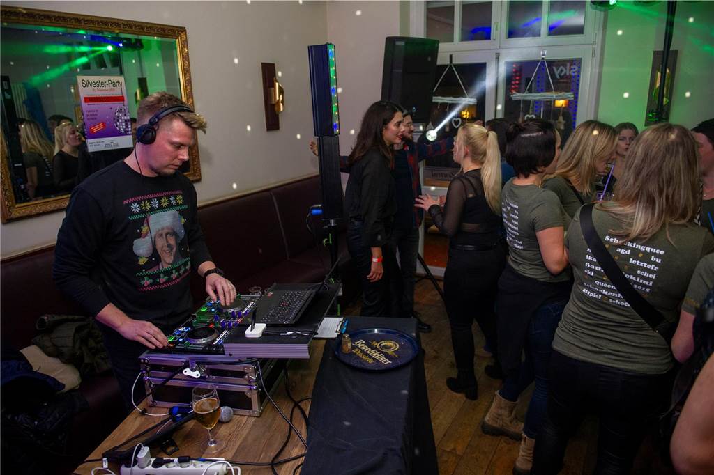 „Santa Claus ist comin´ to town“: DJ Dölfi (Wolfgang Dietel), DJ Felti (Arne Feldmann) und DJ Schenko (Markus Schenk) legten im Café Zentral und im Mühlentor auf und sorgten für allerbeste Partystimmung.