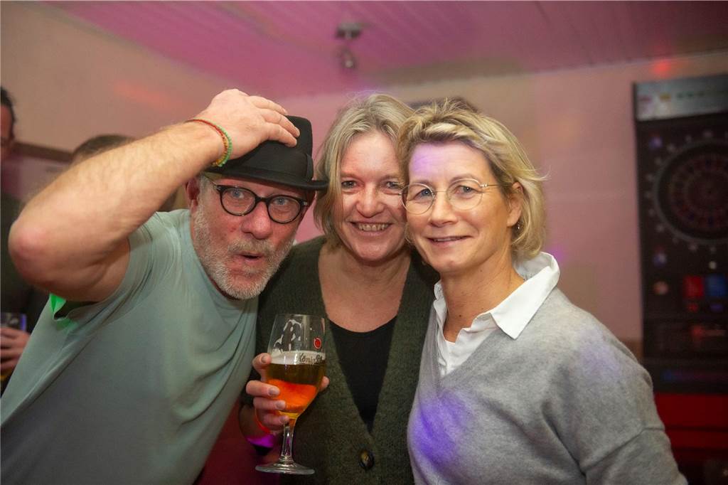 „Santa Claus ist comin´ to town“: DJ Dölfi (Wolfgang Dietel), DJ Felti (Arne Feldmann) und DJ Schenko (Markus Schenk) legten im Café Zentral und im Mühlentor auf und sorgten für allerbeste Partystimmung.