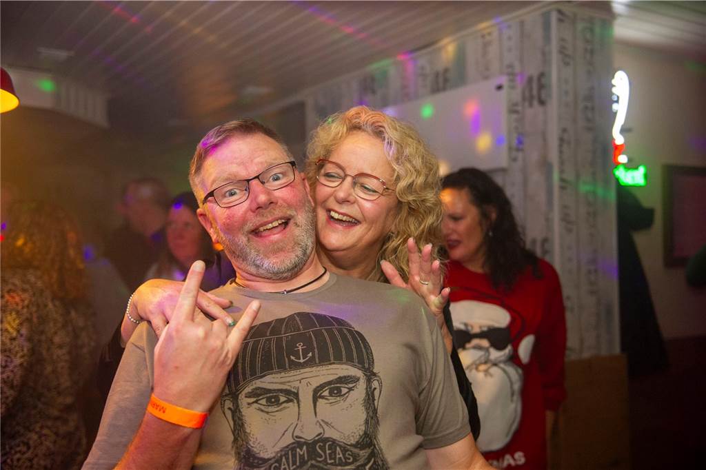 „Santa Claus ist comin´ to town“: DJ Dölfi (Wolfgang Dietel), DJ Felti (Arne Feldmann) und DJ Schenko (Markus Schenk) legten im Café Zentral und im Mühlentor auf und sorgten für allerbeste Partystimmung.