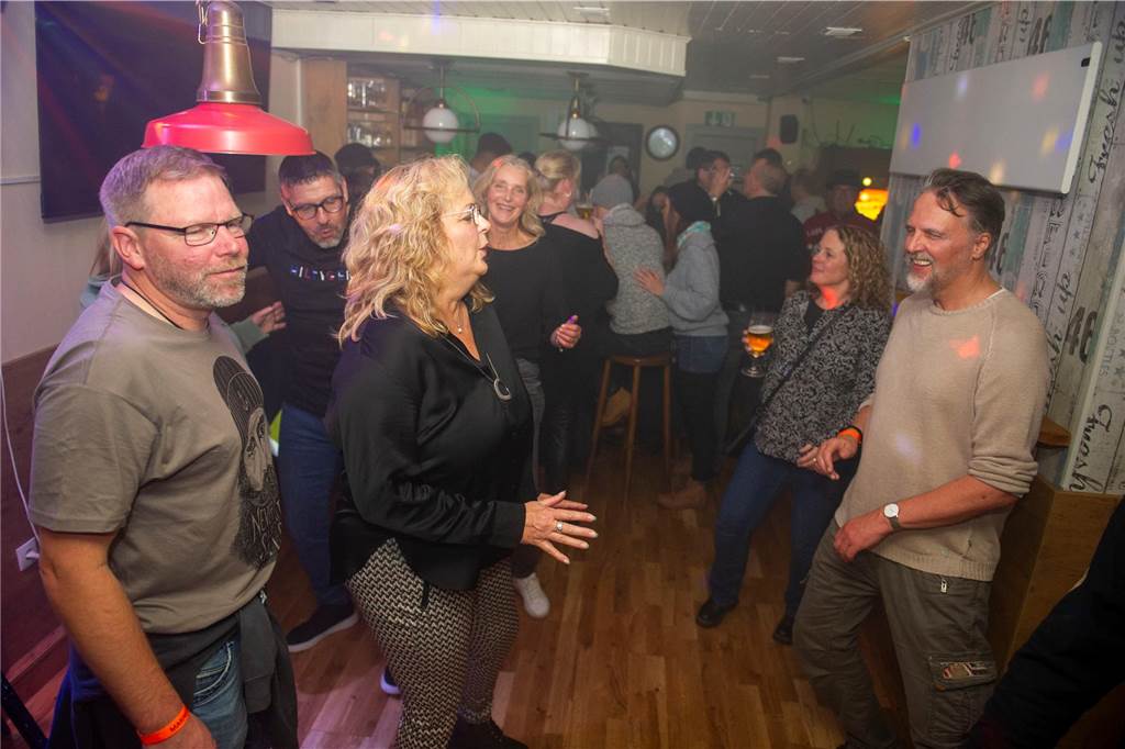 „Santa Claus ist comin´ to town“: DJ Dölfi (Wolfgang Dietel), DJ Felti (Arne Feldmann) und DJ Schenko (Markus Schenk) legten im Café Zentral und im Mühlentor auf und sorgten für allerbeste Partystimmung.