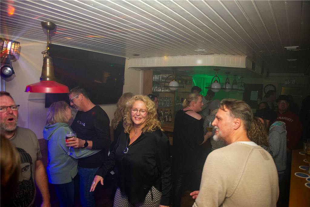 „Santa Claus ist comin´ to town“: DJ Dölfi (Wolfgang Dietel), DJ Felti (Arne Feldmann) und DJ Schenko (Markus Schenk) legten im Café Zentral und im Mühlentor auf und sorgten für allerbeste Partystimmung.