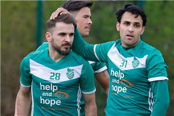 Santiliano Braja (l.) kommt zum KF Sharri