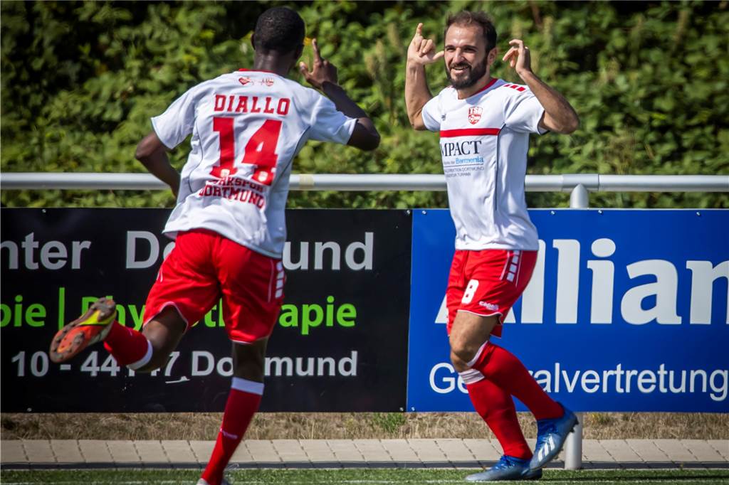 Vor dem Derby zwischen Türkspor Dortmund und dem FC Brünninghausen läuft ein Stürmer heiß Santiliano Braja (r.) hat schon dreimal in zwei Spielen getroffen.