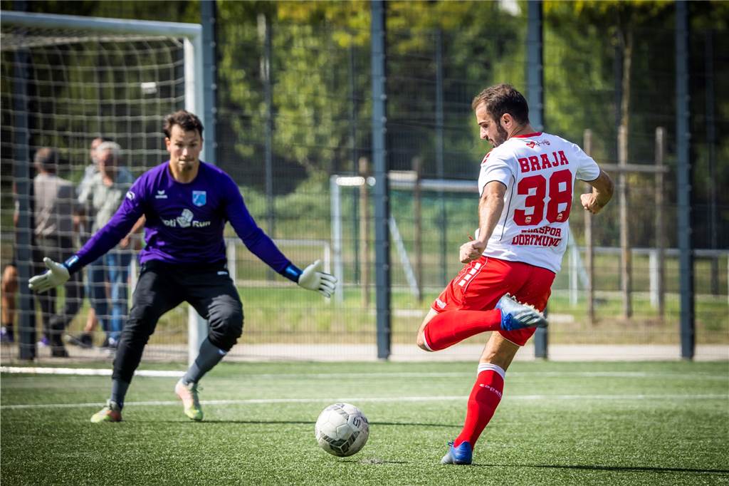 Aufsteiger Türkspor dominiert zum Auftakt Wacker Obercastrop - ein Spieler überragt Santiliano Braja traf zweimal für Türkspor.
