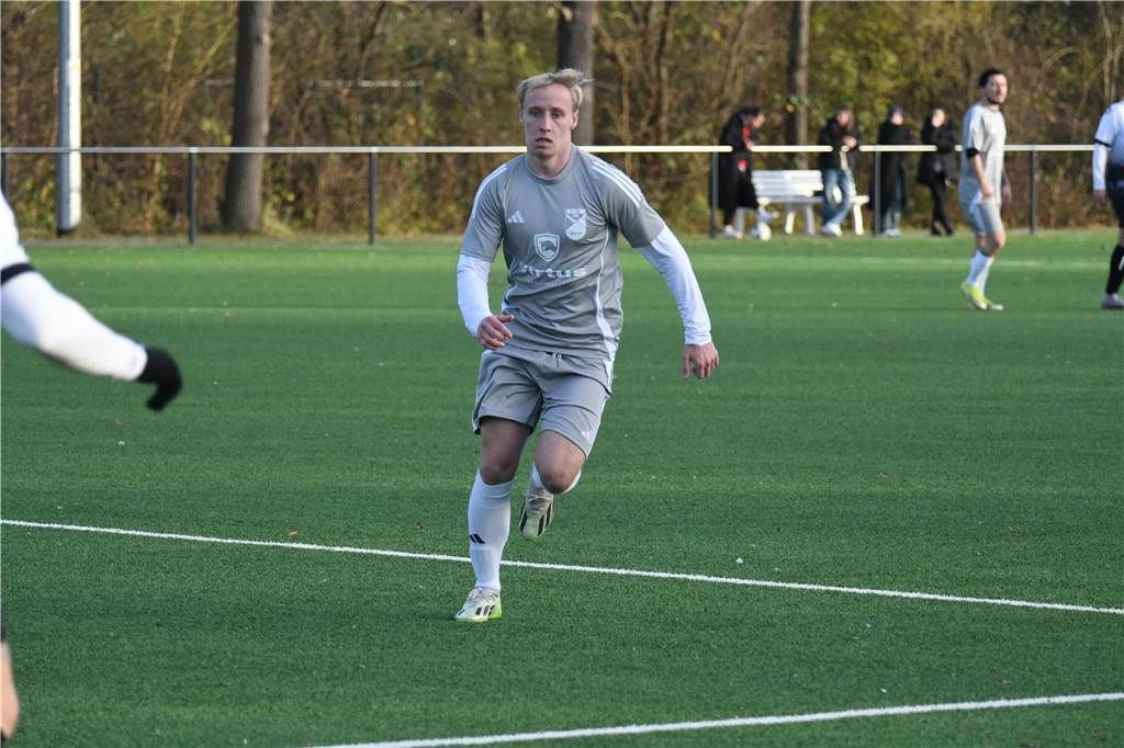 Santino Benning läuft über das Fußballfeld