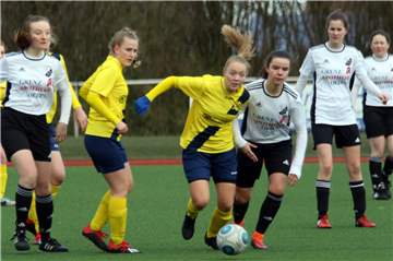 Sara Große-Budde (m.) wird wohl vorerst nicht mehr den Ball am Fuß haben.