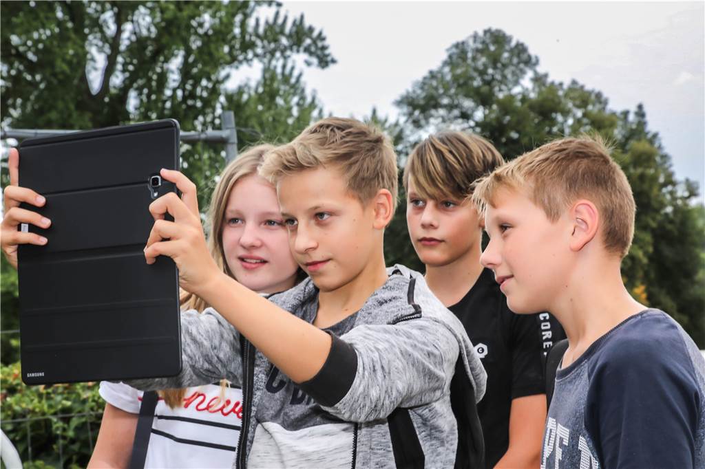 Bald schon gibt es einen kindgerechten Plan für den Westfalenpark Sara, Max, Paul und Lars (v.l.) nutzen das Tablet für die Erkundung des Westfalenparks.