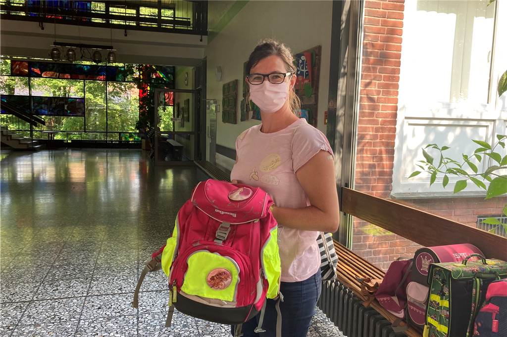Große Resonanz auf Aktion der Profilschule Ascheberg- Kinder spenden für Kinder Sara Schwienhorst brachte die Taschen ihrer Kinder vorbei.