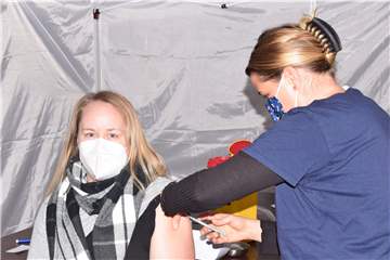 Sarah Balke impft eine Patientin.