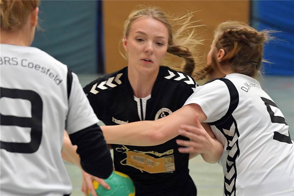 VfL Brambauer feiert den Klassenerhalt Sarah Bauer (M.) und der VfL Brambauer machten die SG TuRa Halden-Herbeck zum Meister.