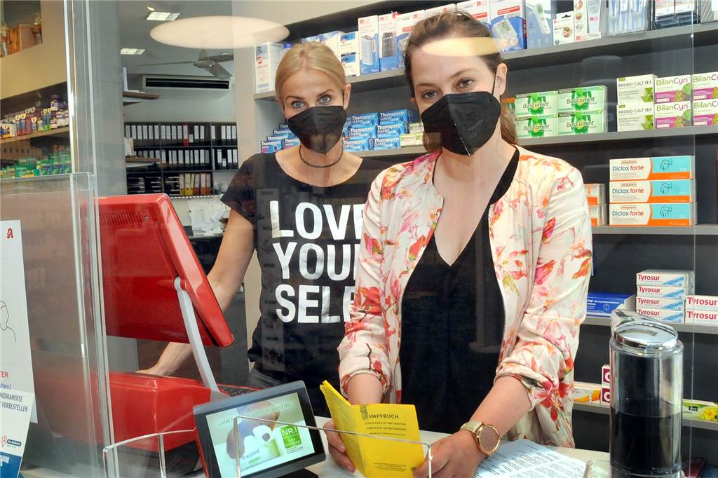 Spritze gegen Grippe: Für bestimmte Patienten in Schwerte ist der Impfstoff knapp Sarah Doll, Inhaberin der Rathaus-Apotheke, hat mehr Grippe-Impfstoff für dieses Jahr bestellt - aber nicht alles ist vorrätig.